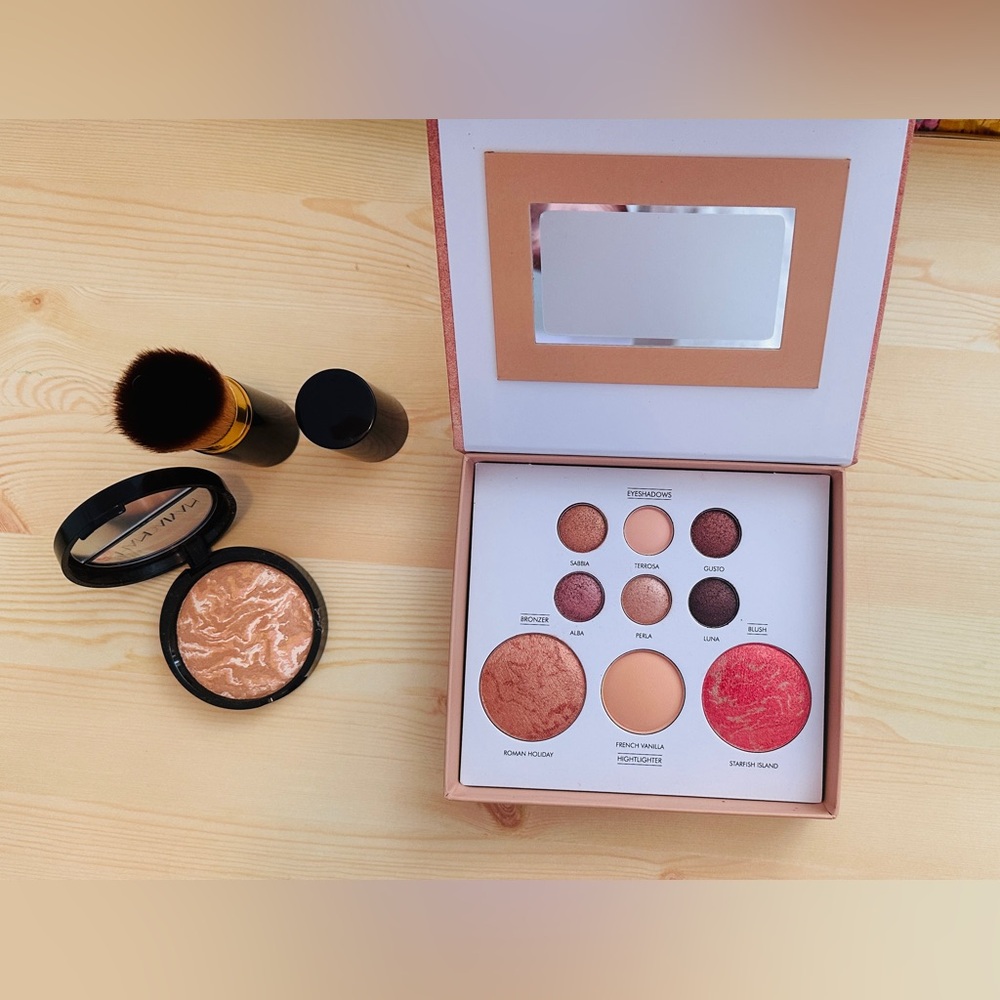 Blush and Eyeshadow Palette with Mirror - Picture 1 of 4